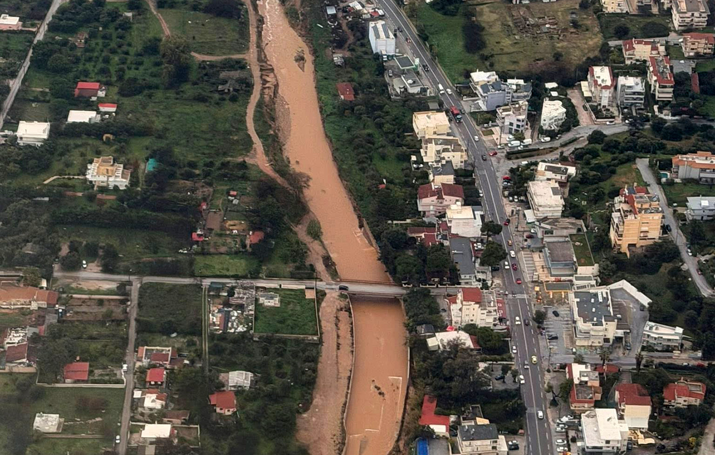 Πλημμυρισμένες εκτάσεις και φουσκωμένα ρέματα στην Αττική σε φωτογραφίες από ψηλά – Δύο νεκρούς άφησε πίσω της η κακοκαιρία