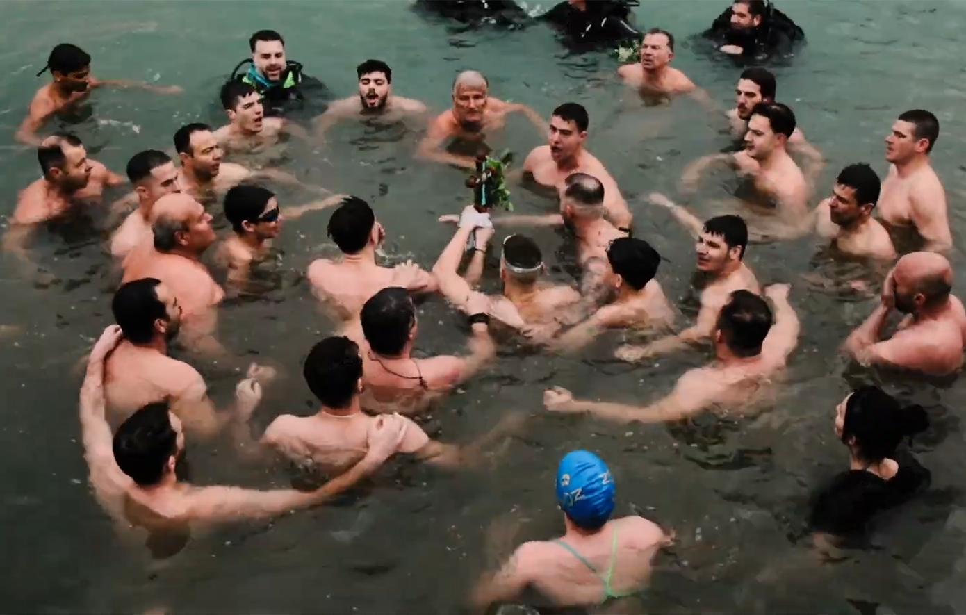 Κολυμβητές ανέσυραν τον Σταυρό στα Θεοφάνια στο λιμάνι της Αλεξανδρούπολης και έψαλαν μαζί τον εθνικό ύμνο