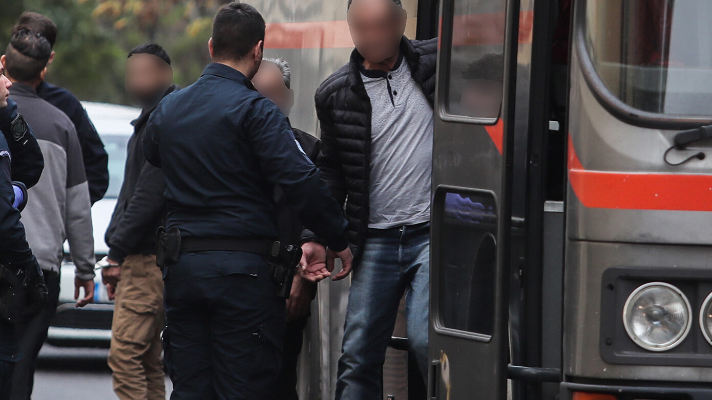 Ξεκίνησε η δίκη της συγκλονιστικής υπόθεσης κακοποίησης παιδιών από αστυνομικό της Βουλής – Απούσα η μητέρα στο δικαστήριο
