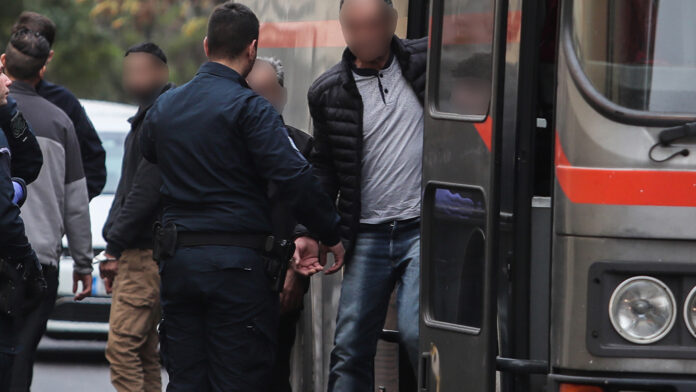 Ξεκίνησε η δίκη της συγκλονιστικής υπόθεσης κακοποίησης παιδιών από αστυνομικό της Βουλής – Απούσα η μητέρα στο δικαστήριο