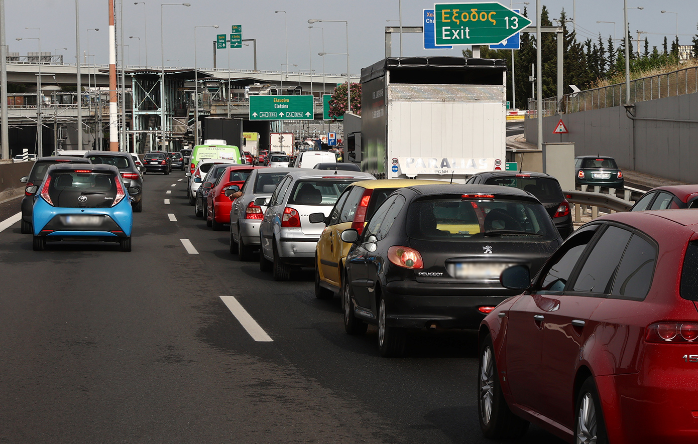 Κυκλοφοριακό χάος: Τεράστιες ουρές στον Κηφισό και καθυστερήσεις στην Αττική Οδό