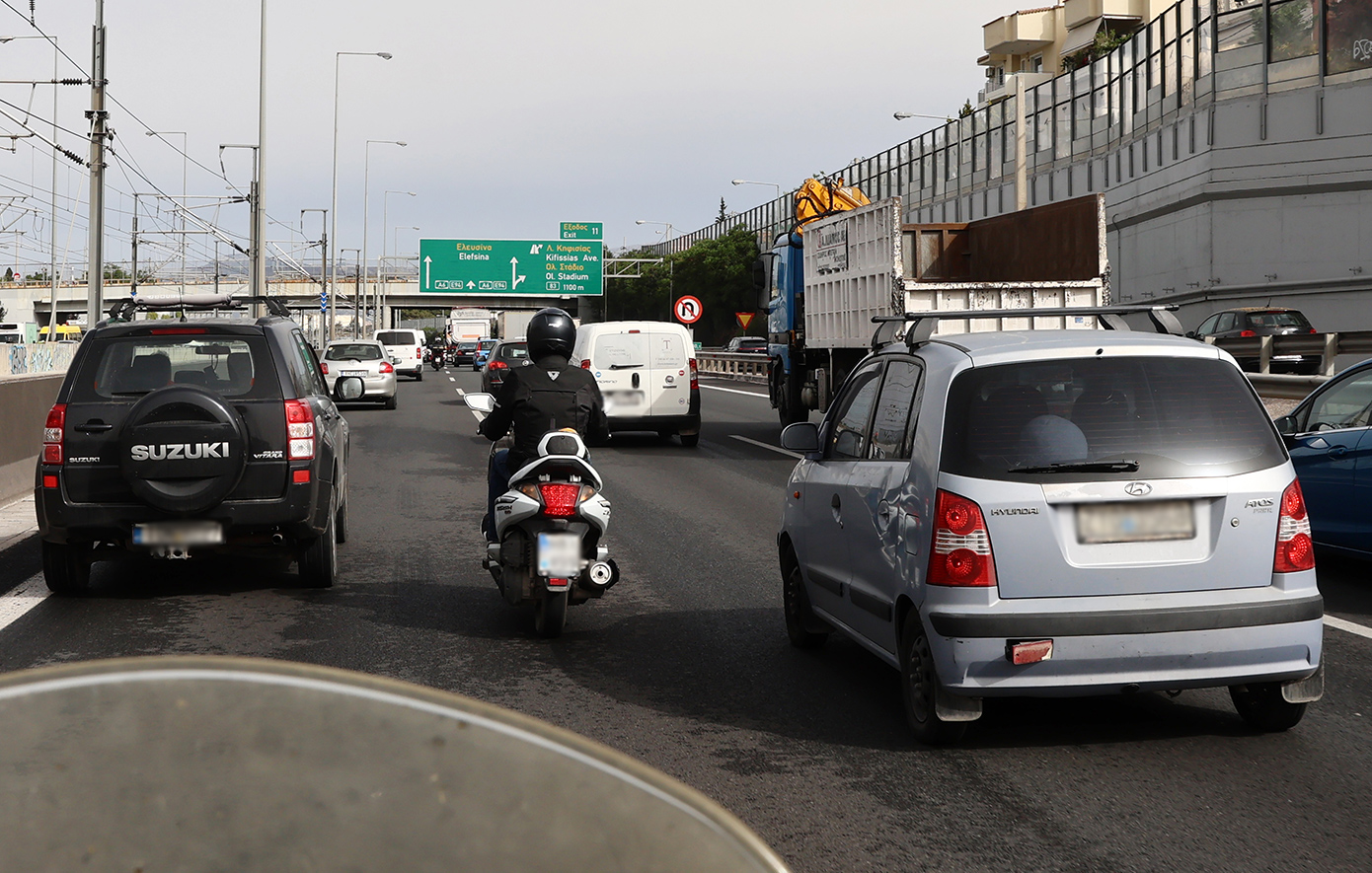 Κίνηση τώρα: Δυσκολίες στον Κηφισό, καθυστερήσεις στο κέντρο της Αθήνας και στην Αττική Οδό