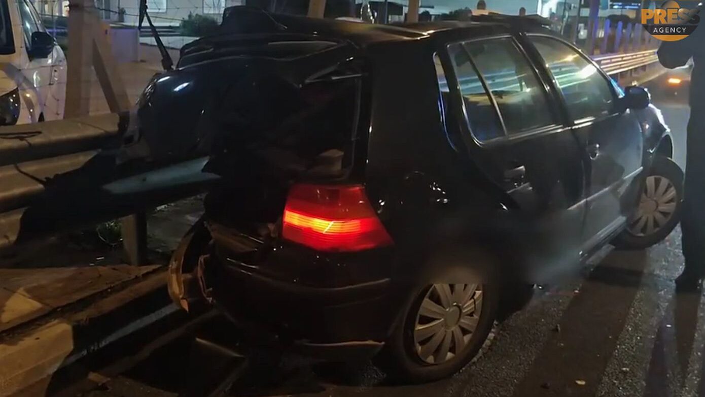 Σοβαρό τροχαίο στην εθνική κοντά στη Βαρυμπόμπη – Δύο άτομα τραυματίστηκαν