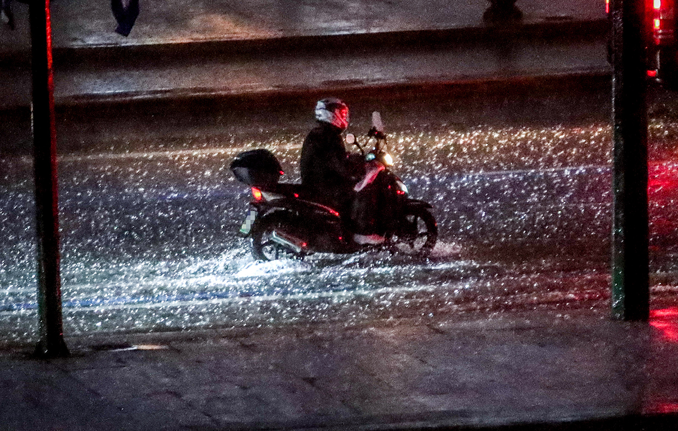 Κλείσιμο δρόμων στα Σπάτα εξαιτίας της σφοδρής βροχόπτωσης