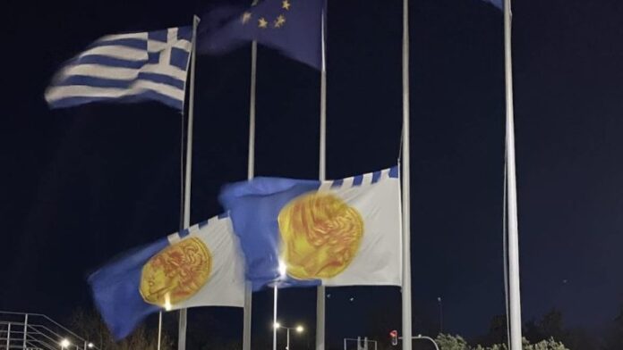 Οι σημαίες κυματίζουν μεσίστιες στο Δημαρχείο Θεσσαλονίκης – Η πόλη θρηνεί για τους επτά φιλάθλους του ΠΑΟΚ