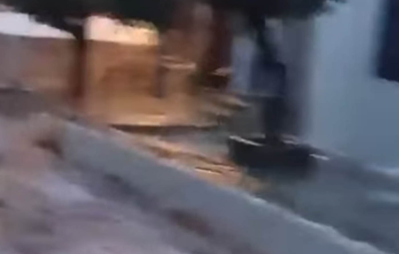 Δρόμοι-ποτάμια στην Ύδρα λόγω κακοκαιρίας, παρακολουθήστε βίντεο