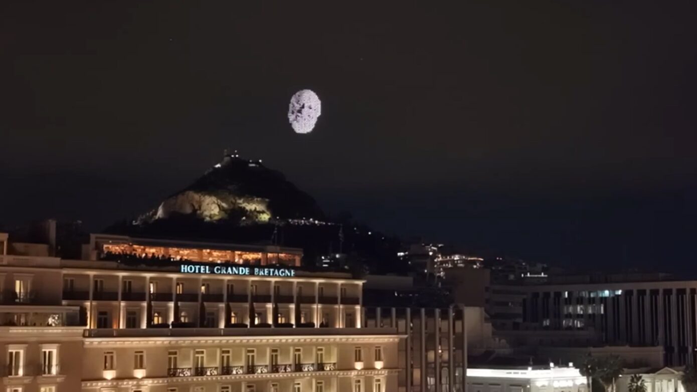 Φρέσκα πλάνα από τη συγκινητική στιγμή που τα drones «αποτύπωσαν» το πρόσωπο του Διονύση Σαββόπουλου στον αθηναϊκό ουρανό