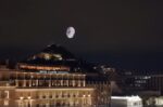 Φρέσκα πλάνα από τη συγκινητική στιγμή που τα drones «αποτύπωσαν» το πρόσωπο του Διονύση Σαββόπουλου στον αθηναϊκό ουρανό