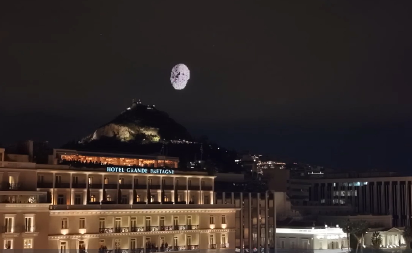 Φρέσκα πλάνα από τη συγκινητική στιγμή που τα drones «αποτύπωσαν» το πρόσωπο του Διονύση Σαββόπουλου στον αθηναϊκό ουρανό