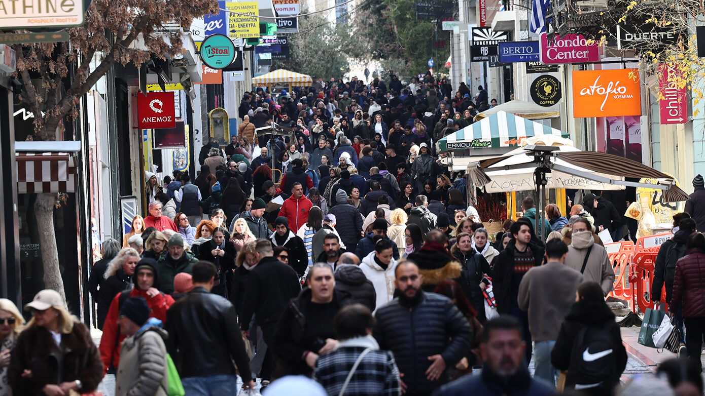 Έναρξη χειμερινών εκπτώσεων με μειώσεις τιμών έως 50% – Οι καταναλωτές ξεχύνονται για έρευνα αγοράς