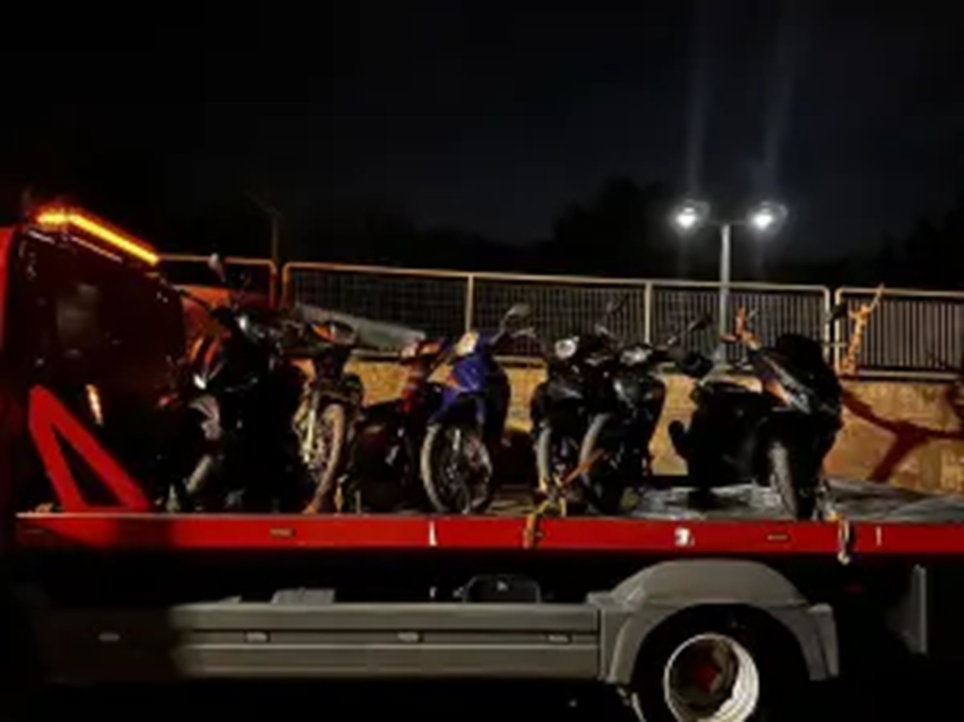 Δυτική Αττική: 505 έλεγχοι της ΕΛ.ΑΣ. με περισσότερες από 70 παραβάσεις – 23 οχήματα απομακρύνθηκαν με γερανούς