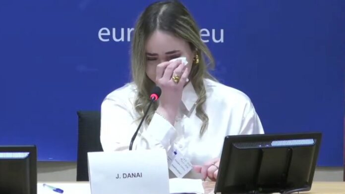 Συγκίνησε στο Ευρωκοινοβούλιο η 20χρονη κόρη της γυναίκας που δολοφονήθηκε με 17 μαχαιριές στο δρόμο στο Μενίδι