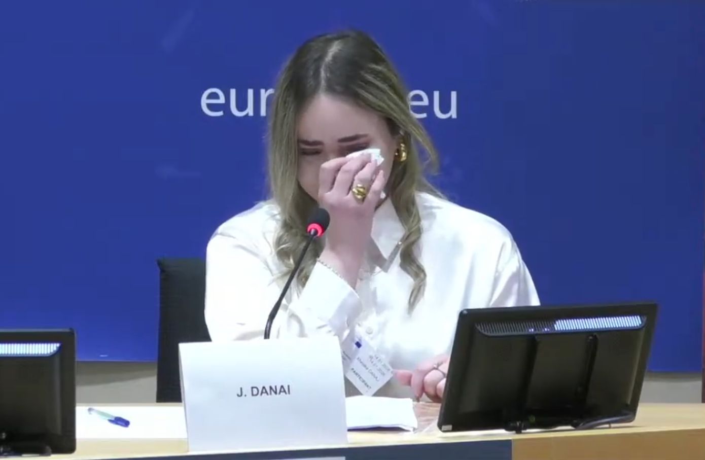 Συγκίνησε στο Ευρωκοινοβούλιο η 20χρονη κόρη της γυναίκας που δολοφονήθηκε με 17 μαχαιριές στο δρόμο στο Μενίδι