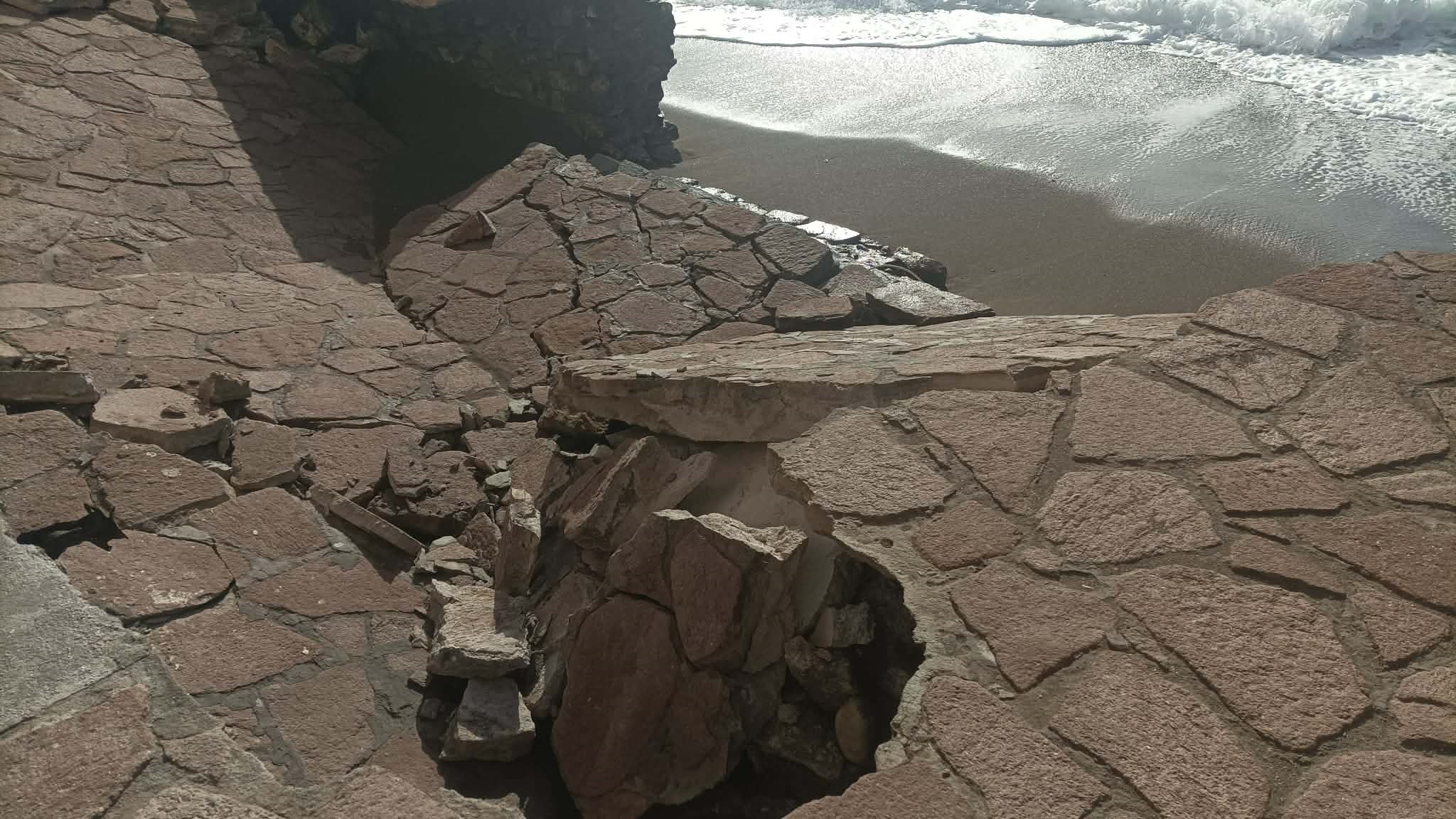 Θυελλώδεις νοτιάδες στη Λέσβο – Υποχώρησε τμήμα του παραλιακού δρόμου στη Σκάλα Ερεσού