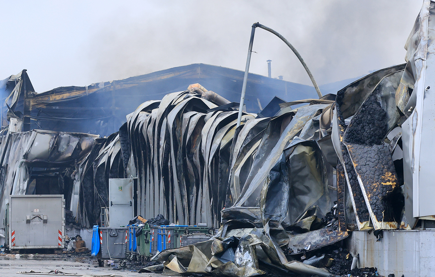 Από τη χαρά στη συμφορά: «30 εργαζόμενοι στη βάρδια αν δεν υπήρχε η κοπή της πίτας» – Καταστράφηκε το εργοστάσιο της Βιολάντα στα Τρίκαλα