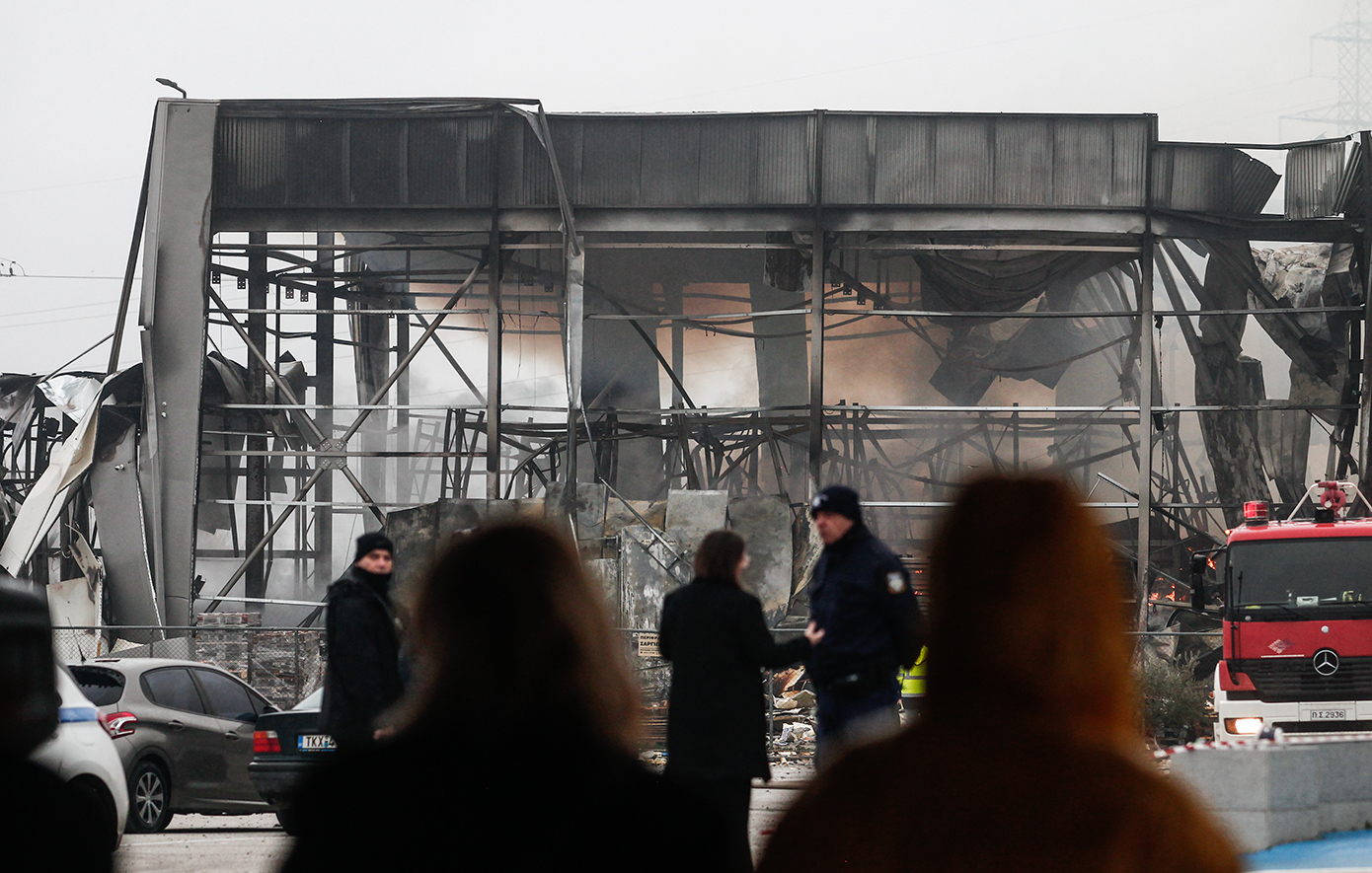«Άκουσαν έναν κρότο και κατέρρευσε το ταβάνι» – Συγκλονιστικές οι μαρτυρίες για το εργοστάσιο «Βιολάντα» μετά την καταστροφική πυρκαγιά