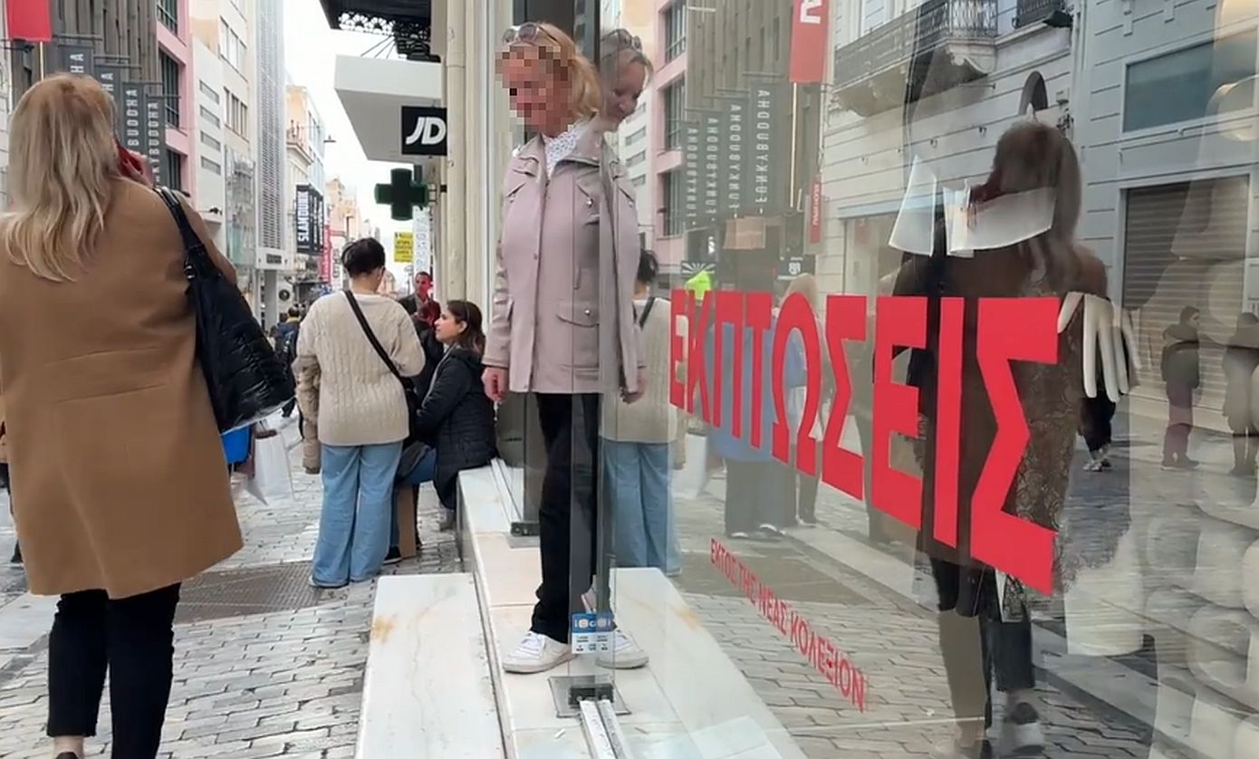 Κυριακή με ανοιχτά καταστήματα: Έντονη κίνηση σε Ερμού και εμπορικούς δρόμους – Δείτε βίντεο