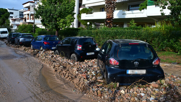 Δύο μέρες μετά τη θεομηνία συνεχίζονται οι αποκαταστάσεις στην Άνω Γλυφάδα