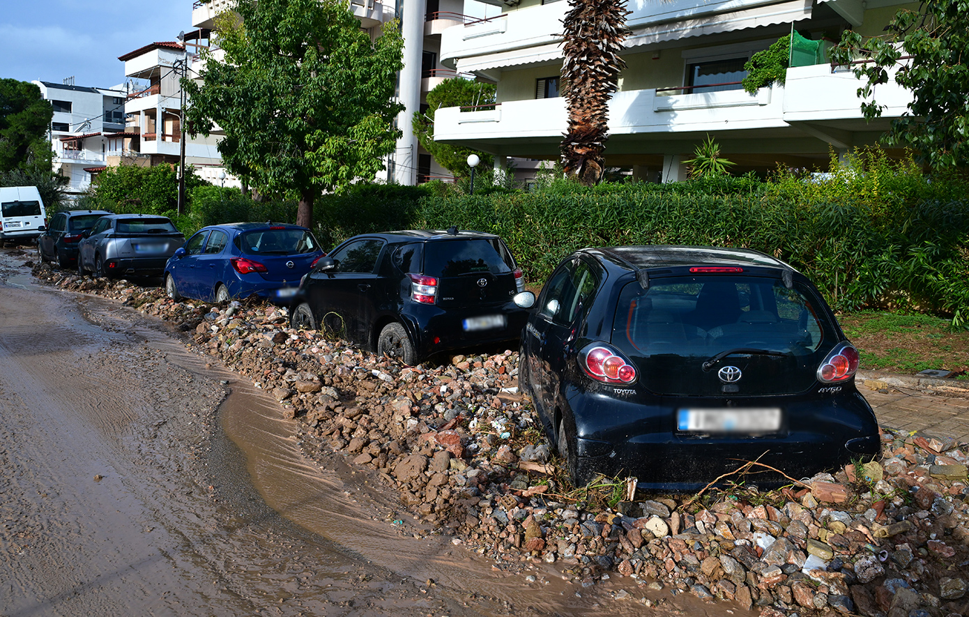 Δύο μέρες μετά τη θεομηνία συνεχίζονται οι αποκαταστάσεις στην Άνω Γλυφάδα