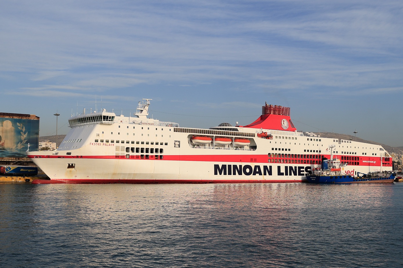 Τα πλοία «Festos Palace» και «Knossos Palace» απέτυχαν να αγκυροβολήσουν στη Μήλο εξαιτίας κακοκαιρίας.
