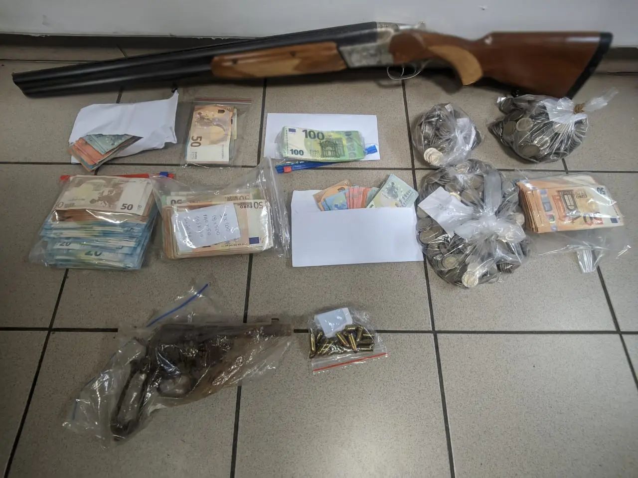 Κύκλωμα «μαμούθ» λαθραίων τσιγάρων: 14 συλλήψεις σε Αθήνα και Θεσσαλονίκη – Οι κωδικοί και η πολυτελής διαβίωση των μελών του