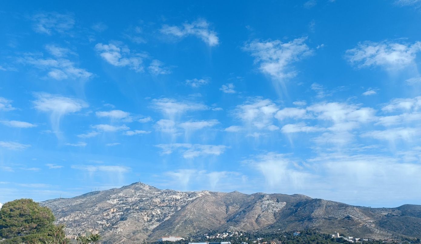 Εκθαμβωτικό μετεωρολογικό θέαμα στον ουρανό της Αττικής – Τι είναι τα σύννεφα virga