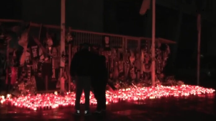 Συγκλονίζει η φωτογραφία δύο νέων πάνω από το μνημείο των θυμάτων στην Τούμπα – Οι φίλαθλοι του ΠΑΟΚ θα υποδεχτούν τις επτά σορούς στο αεροδρόμιο