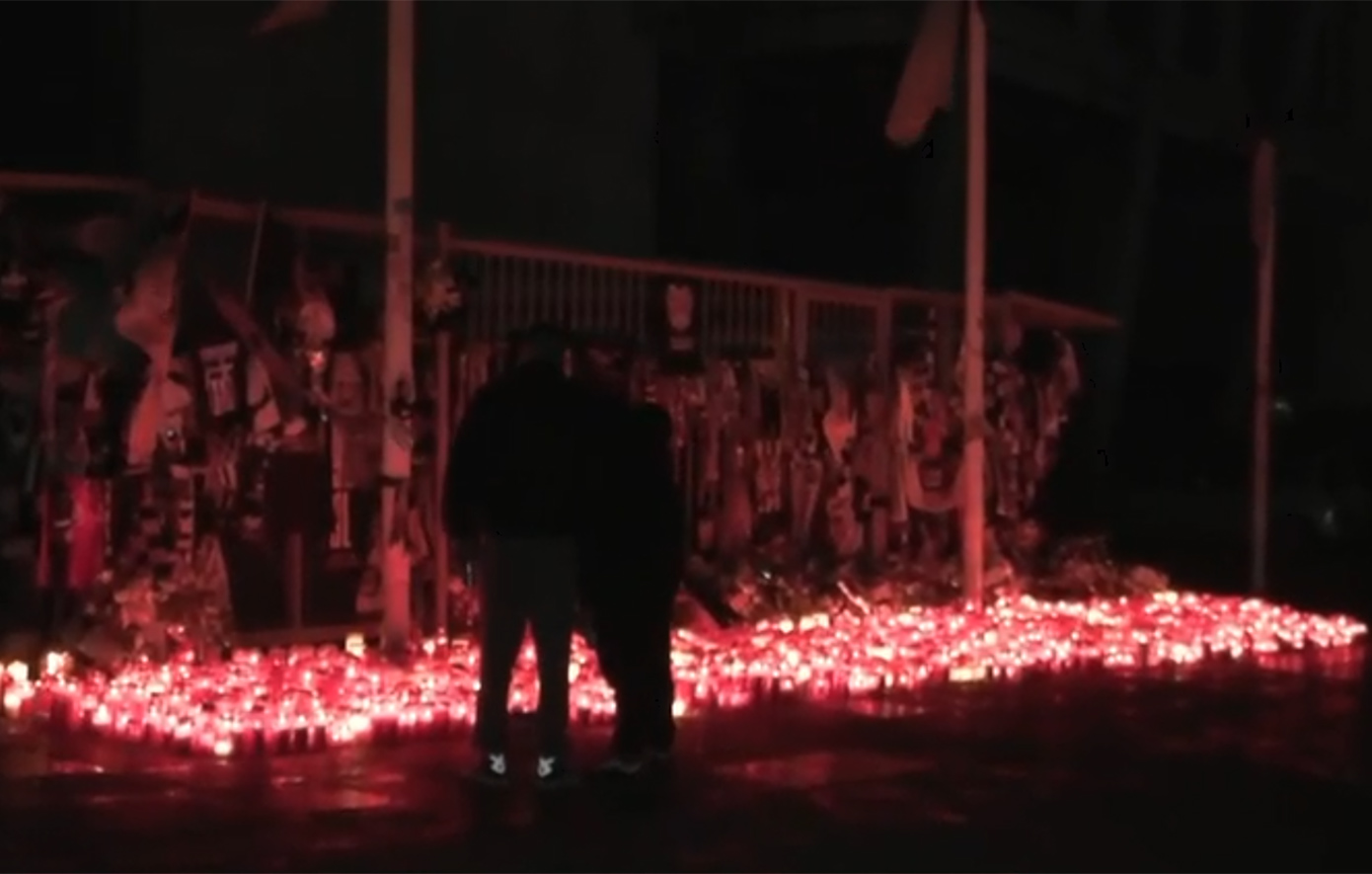 Συγκλονίζει η φωτογραφία δύο νέων πάνω από το μνημείο των θυμάτων στην Τούμπα – Οι φίλαθλοι του ΠΑΟΚ θα υποδεχτούν τις επτά σορούς στο αεροδρόμιο