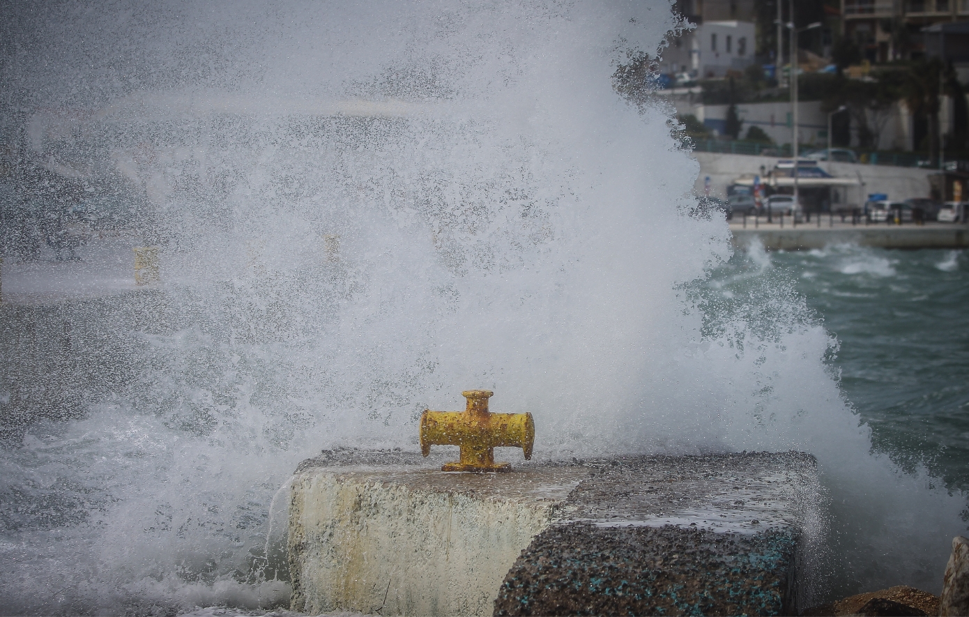 Θυελλώδεις άνεμοι «έδεσαν» τα πλοία – Απαγόρευση απόπλου σε πολλά λιμάνια