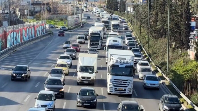 Κίνηση σήμερα: Ο Κηφισός «φλέγεται» με χιλιόμετρα μποτιλιαρίσματος – Καθυστερήσεις από Αιγάλεω μέχρι Λυκόβρυση