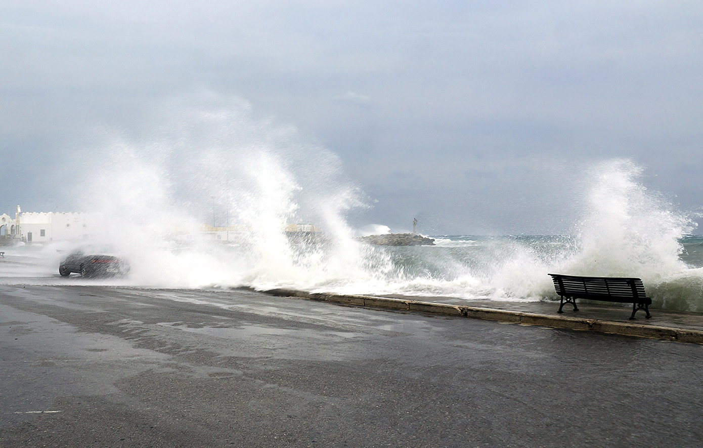 Καιρός: Νοτιάδες μέχρι 8 μποφόρ και σποραδικές βροχές – Πιο έντονα φαινόμενα από Δευτέρα