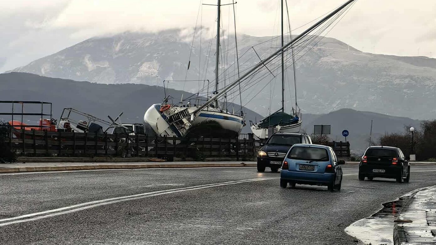 Παρακολουθήστε βίντεο από την κακοκαιρία που πλήττει την Ελλάδα – Δρόμοι μετατράπηκαν σε ποτάμια, δεκάδες πτώσεις δέντρων