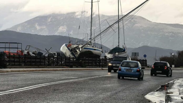 Παρακολουθήστε βίντεο από την κακοκαιρία που πλήττει την Ελλάδα – Δρόμοι μετατράπηκαν σε ποτάμια, δεκάδες πτώσεις δέντρων