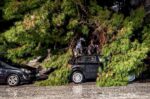 Εγκλωβισμένοι πολίτες στα αυτοκίνητά τους στη Βάρη – Σε ετοιμότητα η πυροσβεστική
