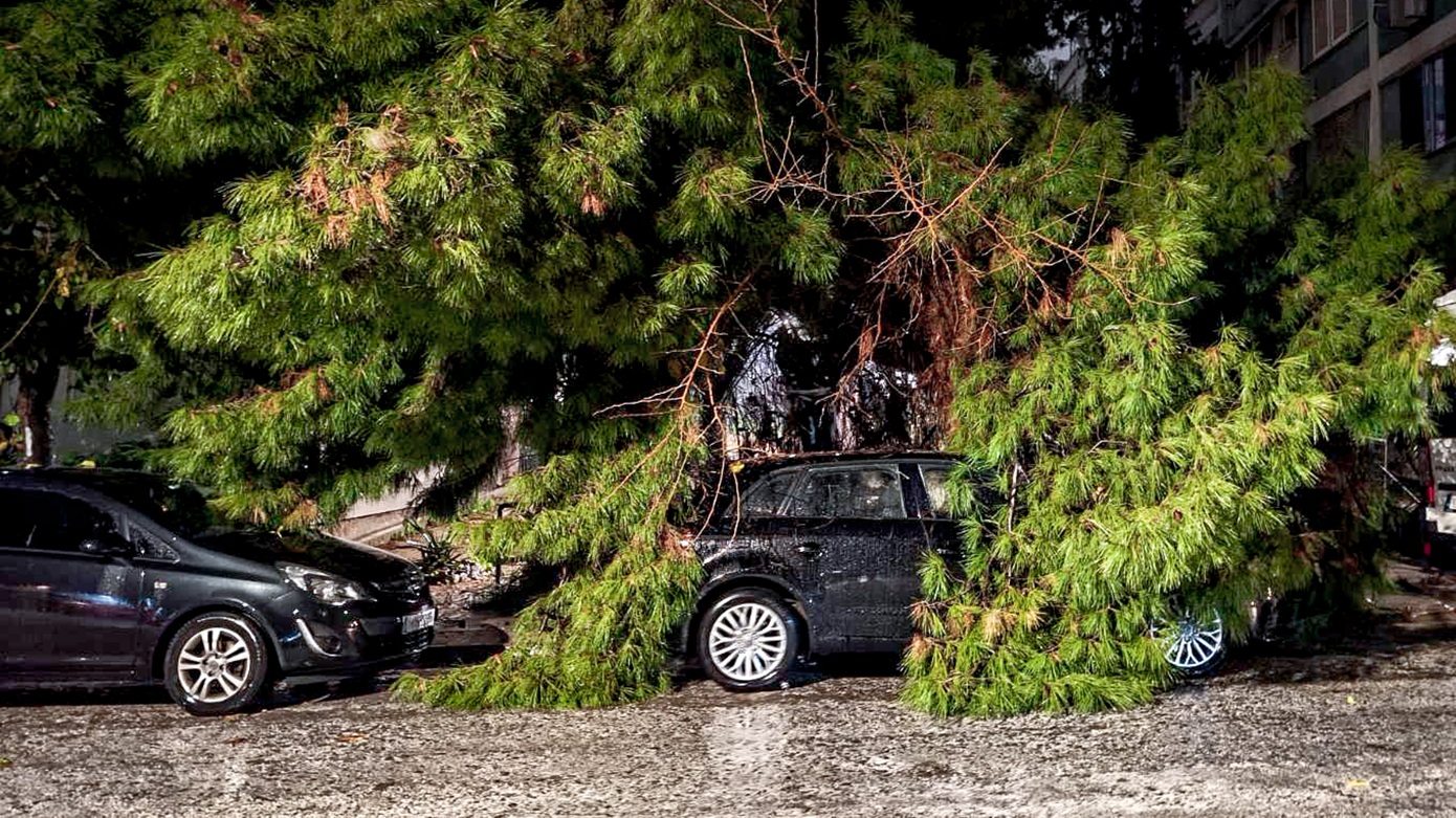 Εγκλωβισμένοι πολίτες στα αυτοκίνητά τους στη Βάρη – Σε ετοιμότητα η πυροσβεστική