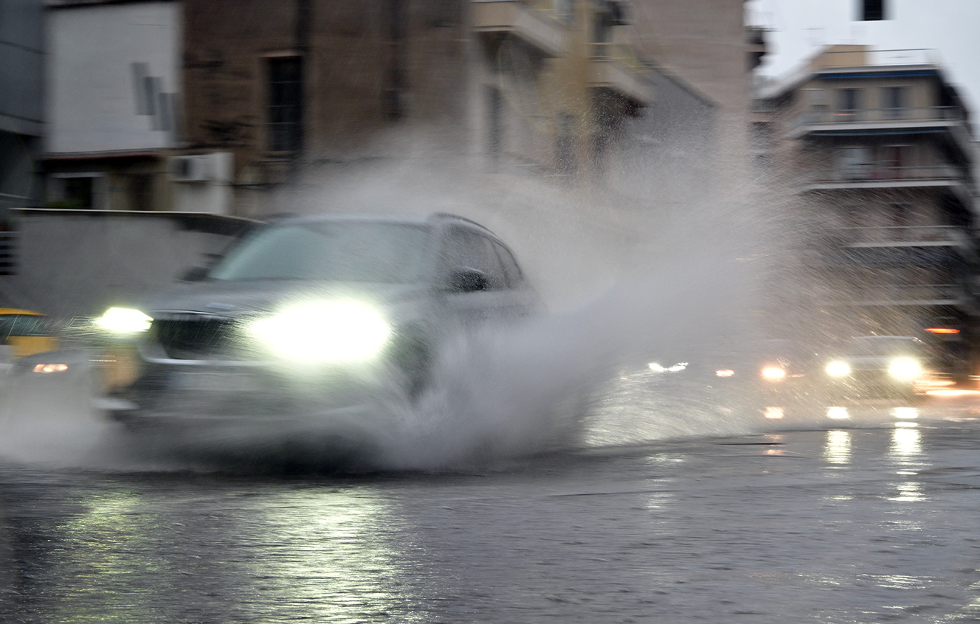 Μελίσσια: Κατάρρευση οδοστρώματος από σοβαρή ζημιά σε αγωγό της ΕΥΔΑΠ – Κλειστή η λεωφόρος Δημοκρατίας