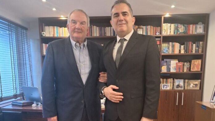 Ο πρώην Πρωθυπουργός Κ. Καραμανλής επισκέπτεται το Δημαρχείο Καλαμάτας