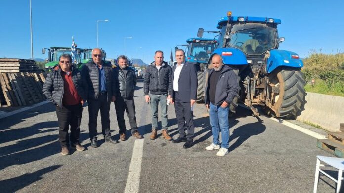 “Ο δήμαρχος Καλαμάτας στο αγροτικό μπλόκο της Θουρίας”