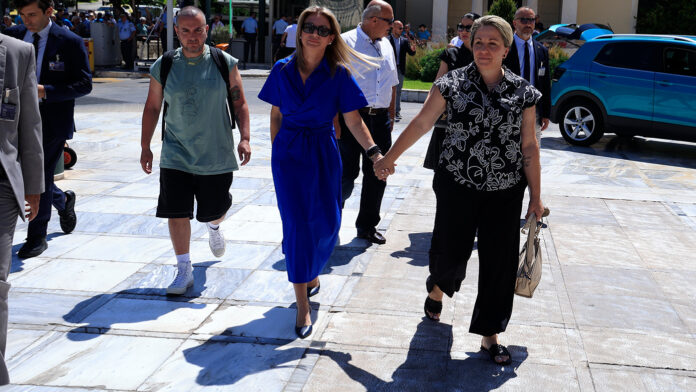 Στο πλευρό της Μαρίας Καρυστιανού η μητέρα της Αναστασίας που χάθηκε στα Τέμπη – «Η μάνα σκίζει τα βουνά…»