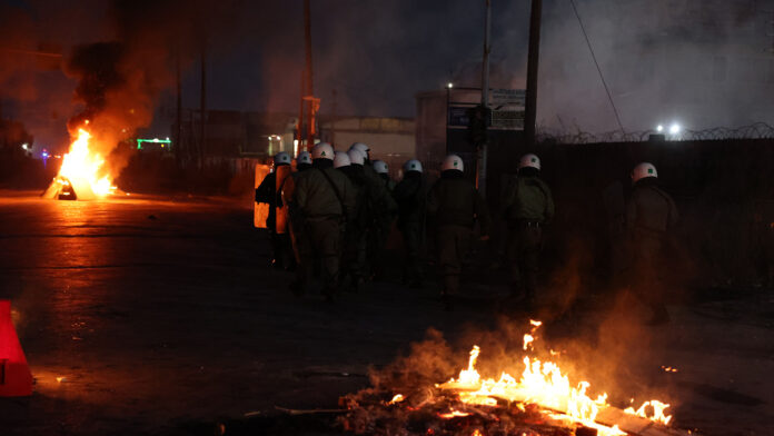 Επιχείρηση της ΕΛ.ΑΣ. σε καταυλισμούς Ρομά ύστερα από βίαιη νύχτα με πετροπόλεμο στον Ασπρόπυργο