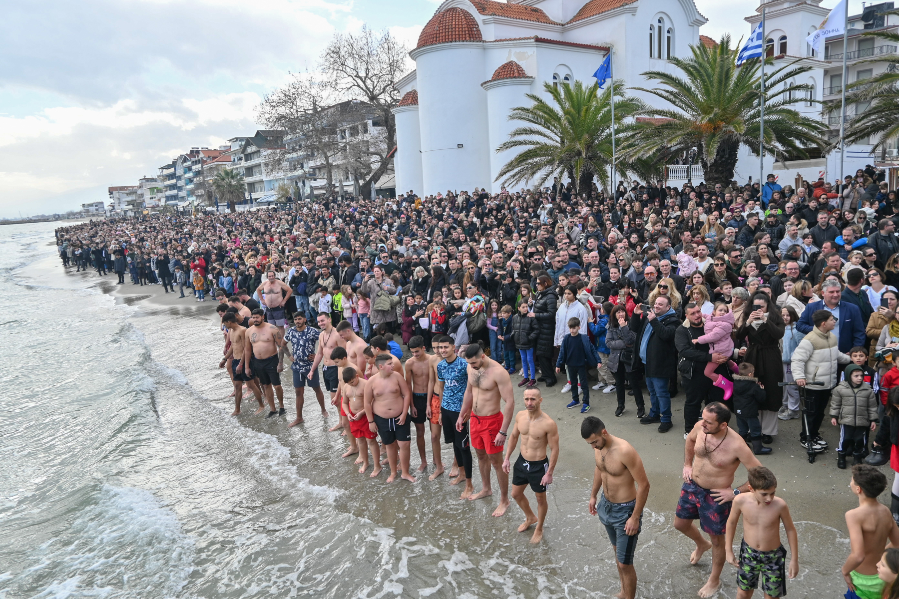Με ευλάβεια και ιδανικό καιρό ο αγιασμός των υδάτων στην Κατερίνη