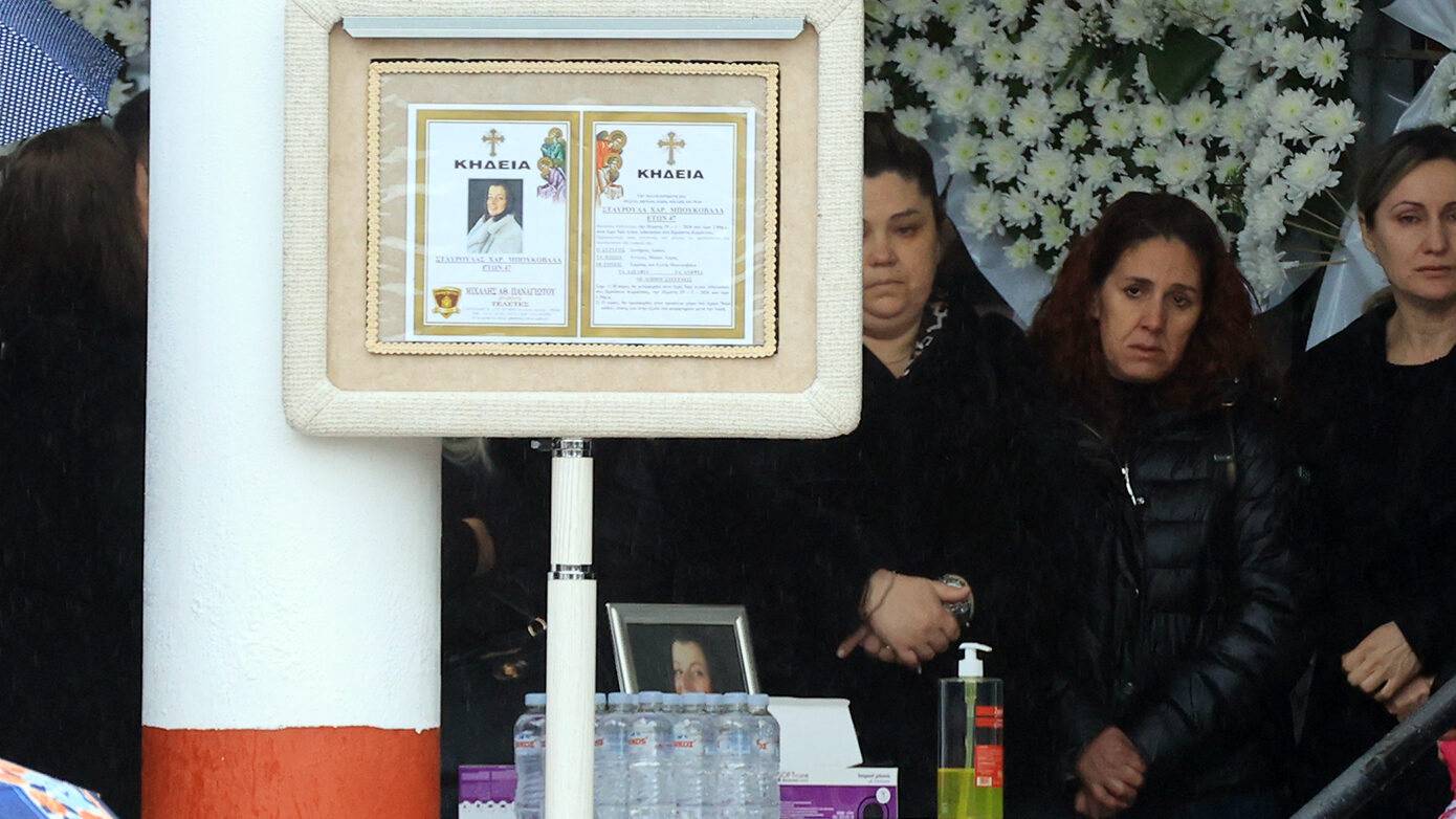 Σε κλίμα οδύνης κηδεύεται η 47χρονη Σταυρούλα που κάηκε στη «Βιολάντα» – Τραγικές φιγούρες η οικογένειά της