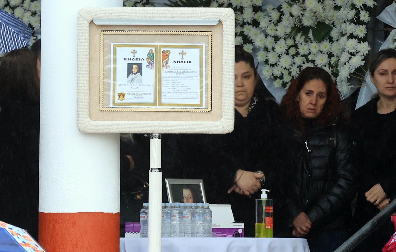 Σε κλίμα οδύνης κηδεύεται η 47χρονη Σταυρούλα που κάηκε στη «Βιολάντα» – Τραγικές φιγούρες η οικογένειά της
