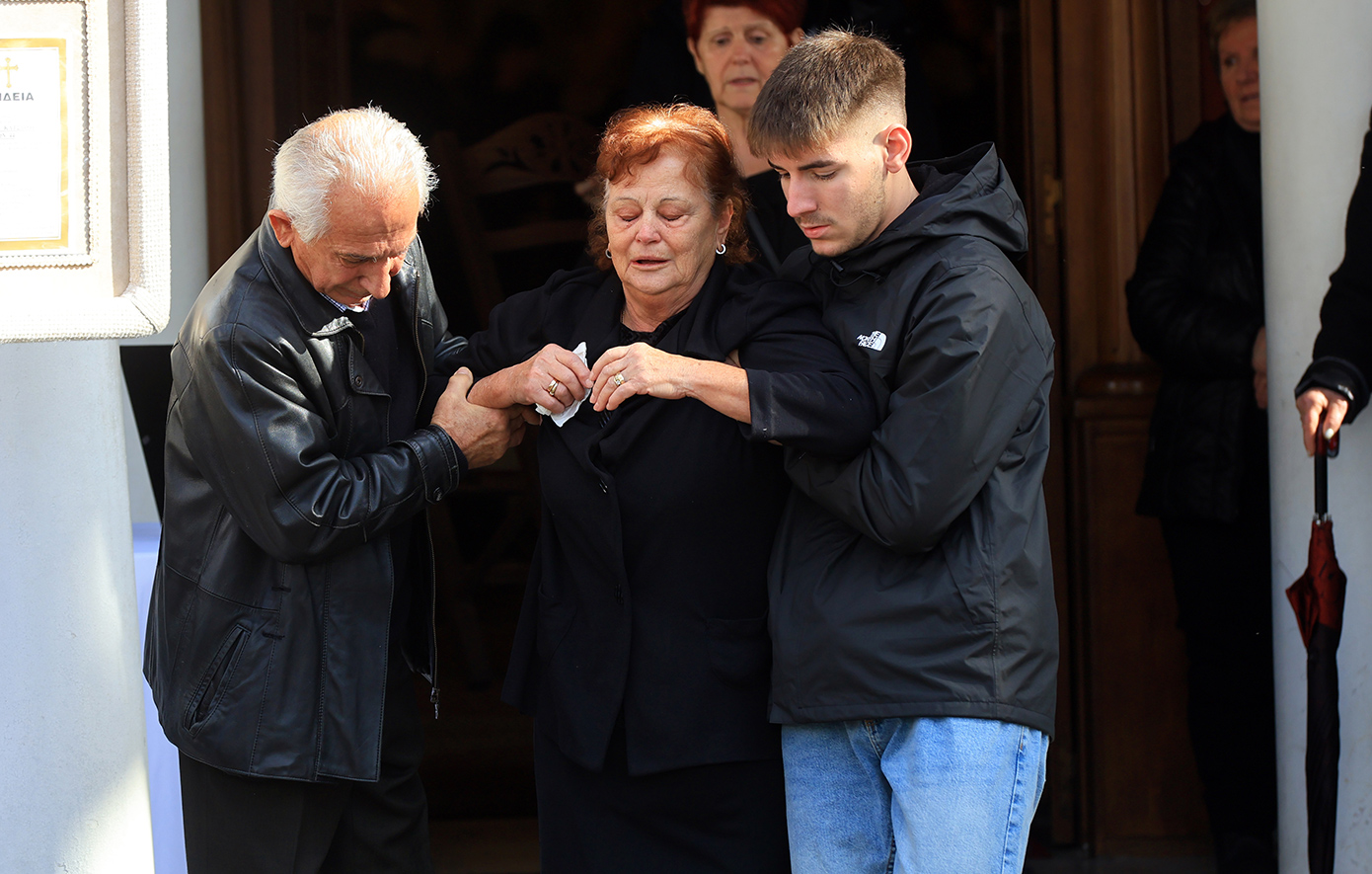 Σε ατμόσφαιρα θλίψης η κηδεία της 44χρονης Ελένης που χάθηκε στη «Βιολάντα» – Συγκλονιστικές στιγμές για τη μητέρα και τον ανήλικο γιο της