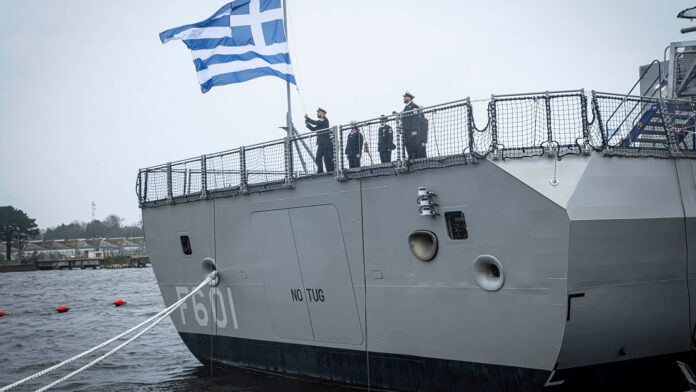 Η νεότευκτη φρεγάτα «Κίμων» καταπλέει αύριο στον ναύσταθμο Σαλαμίνας συνοδευόμενη από το θωρηκτό «Αβέρωφ» και την τριήρη.
