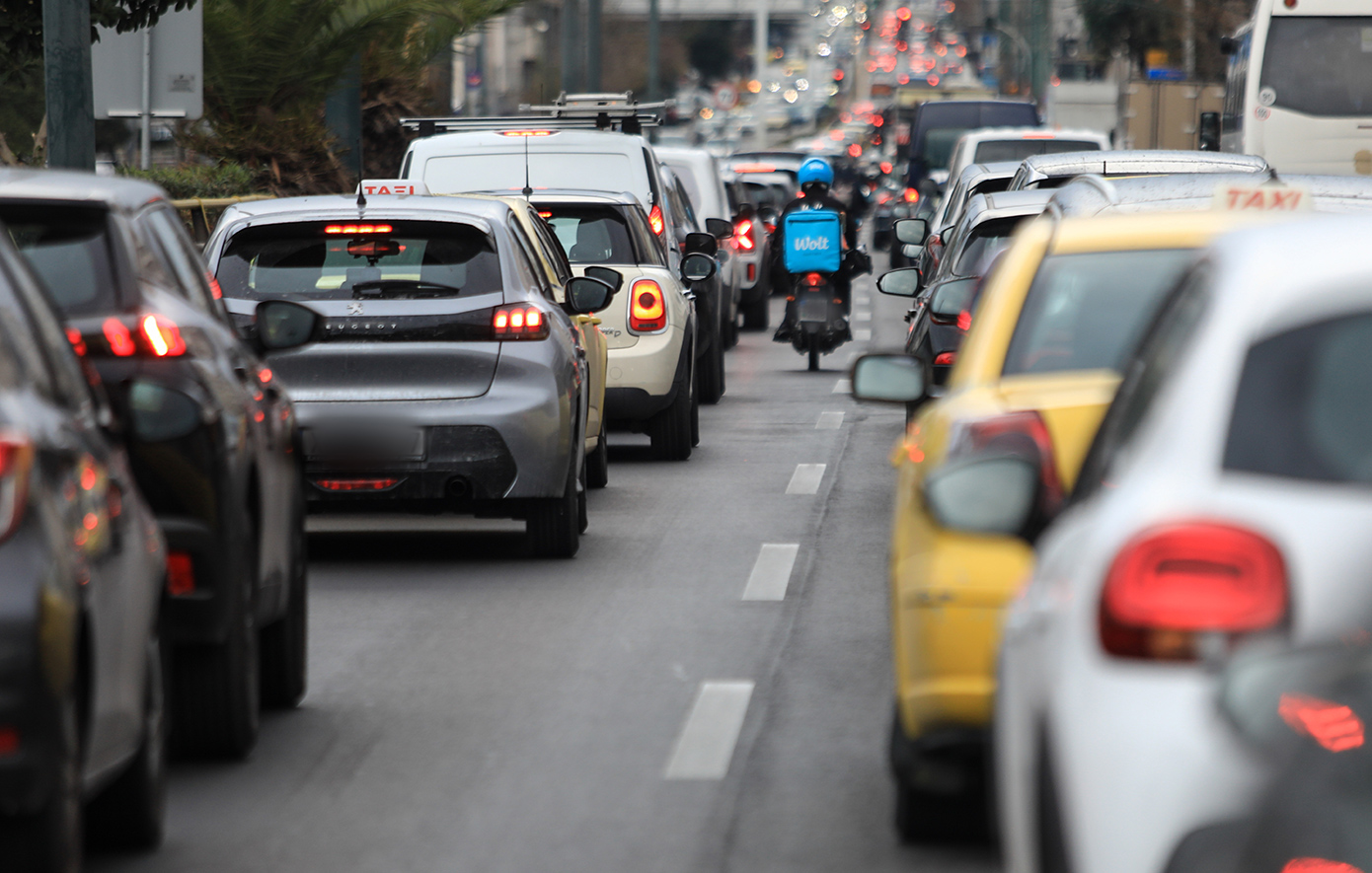 Κίνηση σήμερα: Χάος στους δρόμους της Αθήνας – Ακινητοποιημένα οχήματα στον Κηφισό και καθυστερήσεις πάνω από 30 λεπτά στην Αττική Οδό