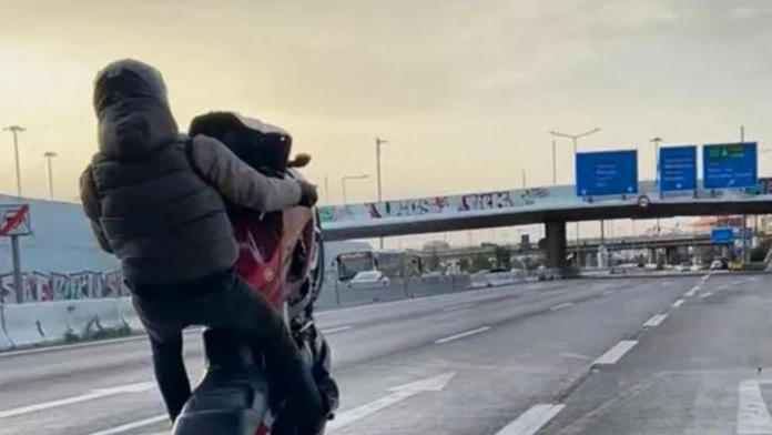 Συνελήφθησαν για ακροβατικά με μηχανές στην Αττική – Έκαναν κόντρες και κατέγραφαν βίντεο