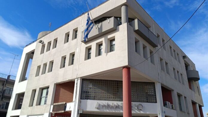 Οι σημαίες στον Δήμο Κορδελιού-Ευόσμου κυματίζουν μεσίστιες λόγω τριήμερου πένθους