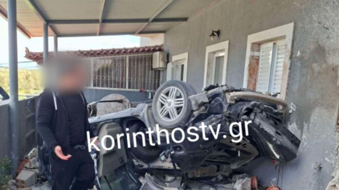 Θανατηφόρο τροχαίο στα Εξαμίλια Κορινθίας: Όχημα εκτράπηκε και κατέληξε σε σπίτι – Δύο επιβάτες νεκροί
