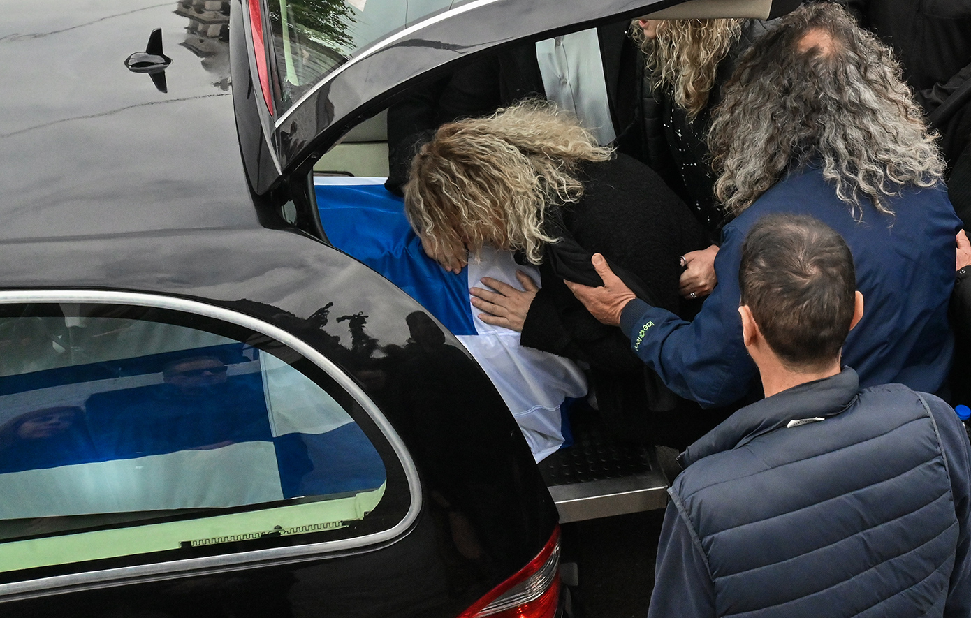 Οδύνη στην κηδεία του 53χρονου λιμενικού στο Άστρος – Τραγική φιγούρα η σύζυγός του, η Βουλή «υιοθετεί» το ανήλικο παιδί του